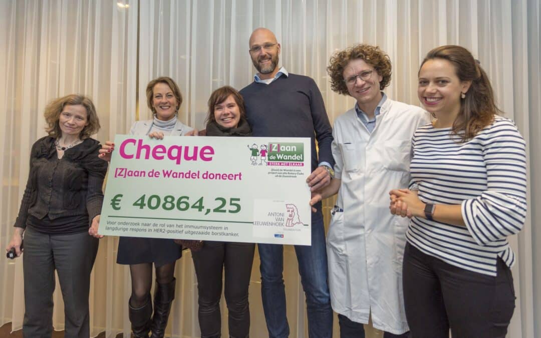 [Z]aan de Wandel doneert cheque voor borstkankeronderzoek