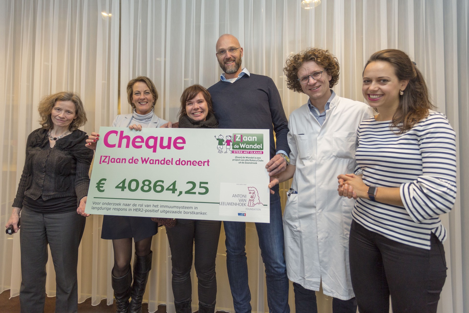 [Z]aan de Wandel doneert cheque voor borstkankeronderzoek