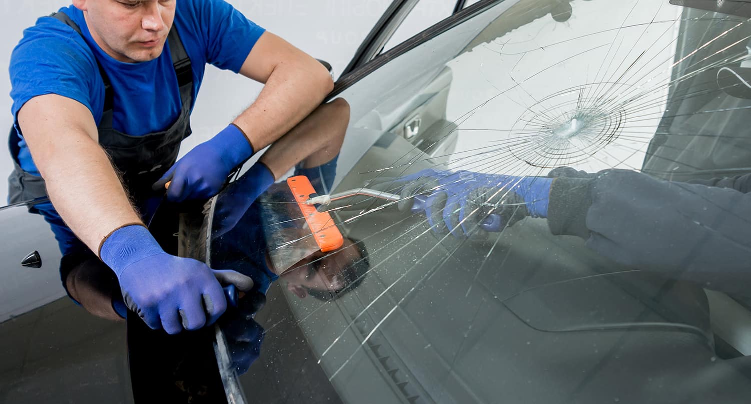 Autoglaz voor herstellen, vervangen en kalibreren van autoruiten